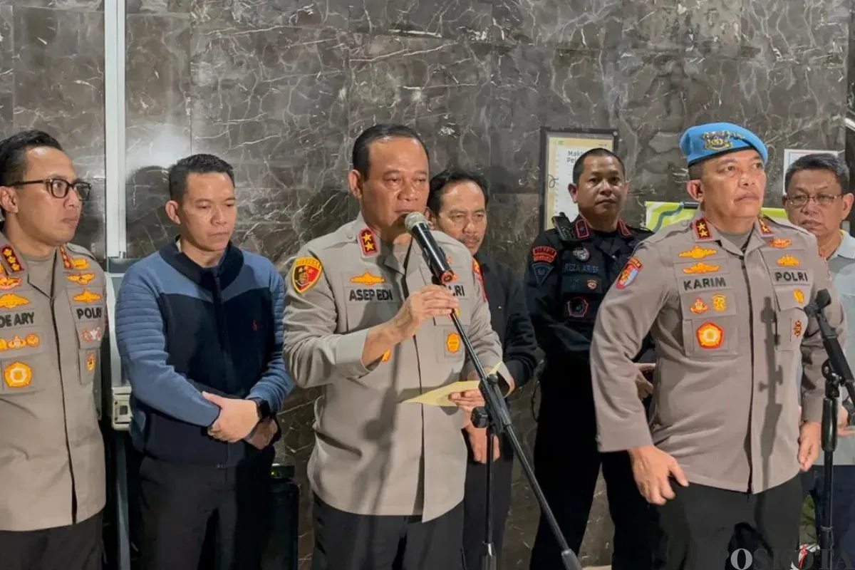 Kapolda Metro Jaya, Irjen Asep Edi Suheri dalam jumpa pers kasus ojol tewas ditabrak rantis Brimob di RSCM, Jakarta Pusat, Jumat, 29 Agustus 2025. (Sumber: Poskota/Ali Mansur)