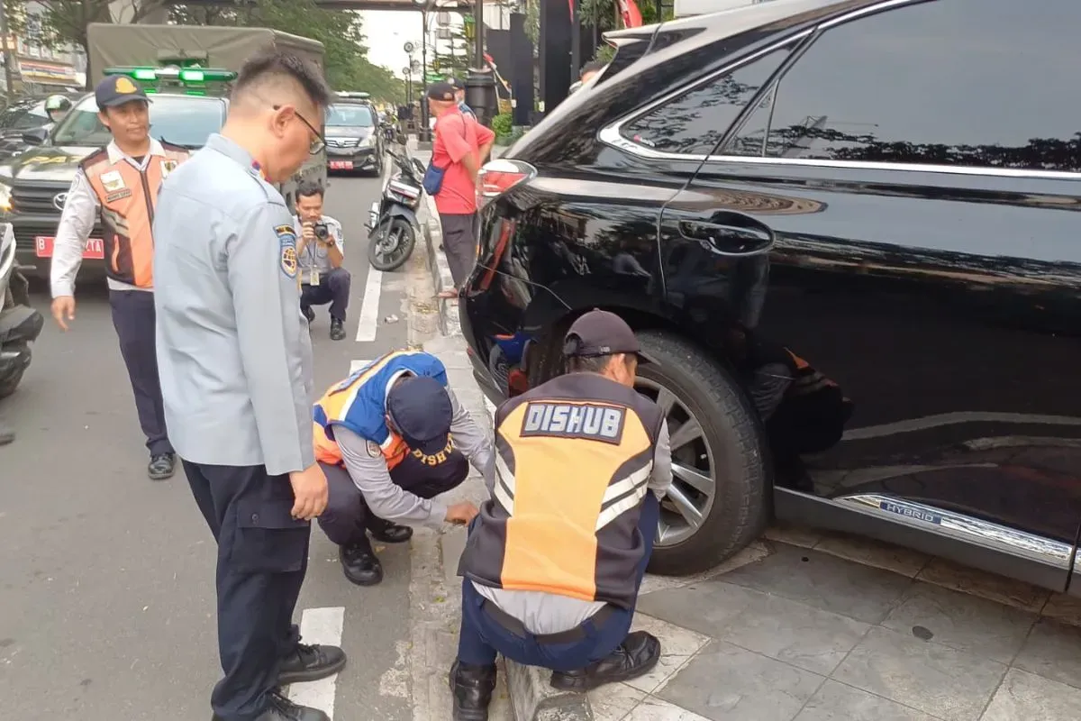 Petugas menggembol ban mobil yang terparkir sembarangan di Jalan Raya Margonda, Beji, Kota Depok, Kamis, 28 Agustus 2025. (Sumber: Dok. Warga)