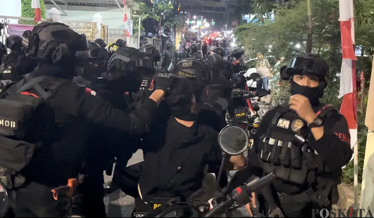 Penangkapan sejumlah demonstran oleh anggota Brimob di dekat Polsek Palmerah, Kamis, 28 Agustus 2025. (Sumber: POSKOTA | Foto: Pandi Ramedhan)