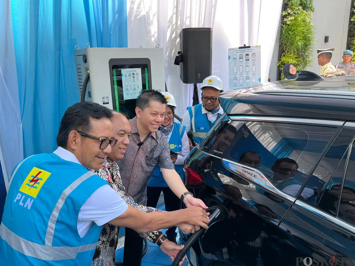 PLN UID Jakarta Raya resmikan SPKLU di West Hub, Jakarta Barat, pada Kamis, 28 Agustus 2025. (Sumber: Poskota/Pandi Ramedhan)