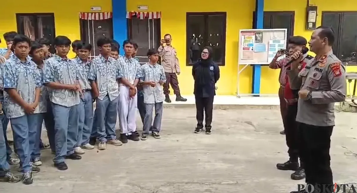 Kapolsek Bojongsari, Kompol Fauzan Thohari bersama anggota memberikan sosialisasi dan imbauan bagi pelajar SMA STB Sawangan, Kota Depok. (Sumber: Poskota/Angga Pahlevi)