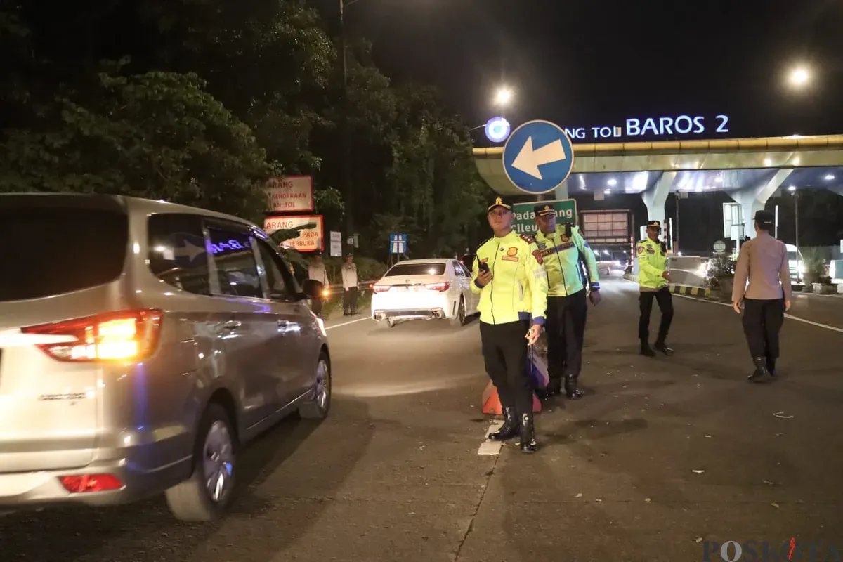 Anggota Polres Cimahi siaga di Gerbang Tol Baros, Kamis malam, 28 Agustus 202, guna mencegah pelajar ikut demonstrasi ke Jakarta. (Sumber: POSKOTA | Foto: Gatot Poedji Utomo)