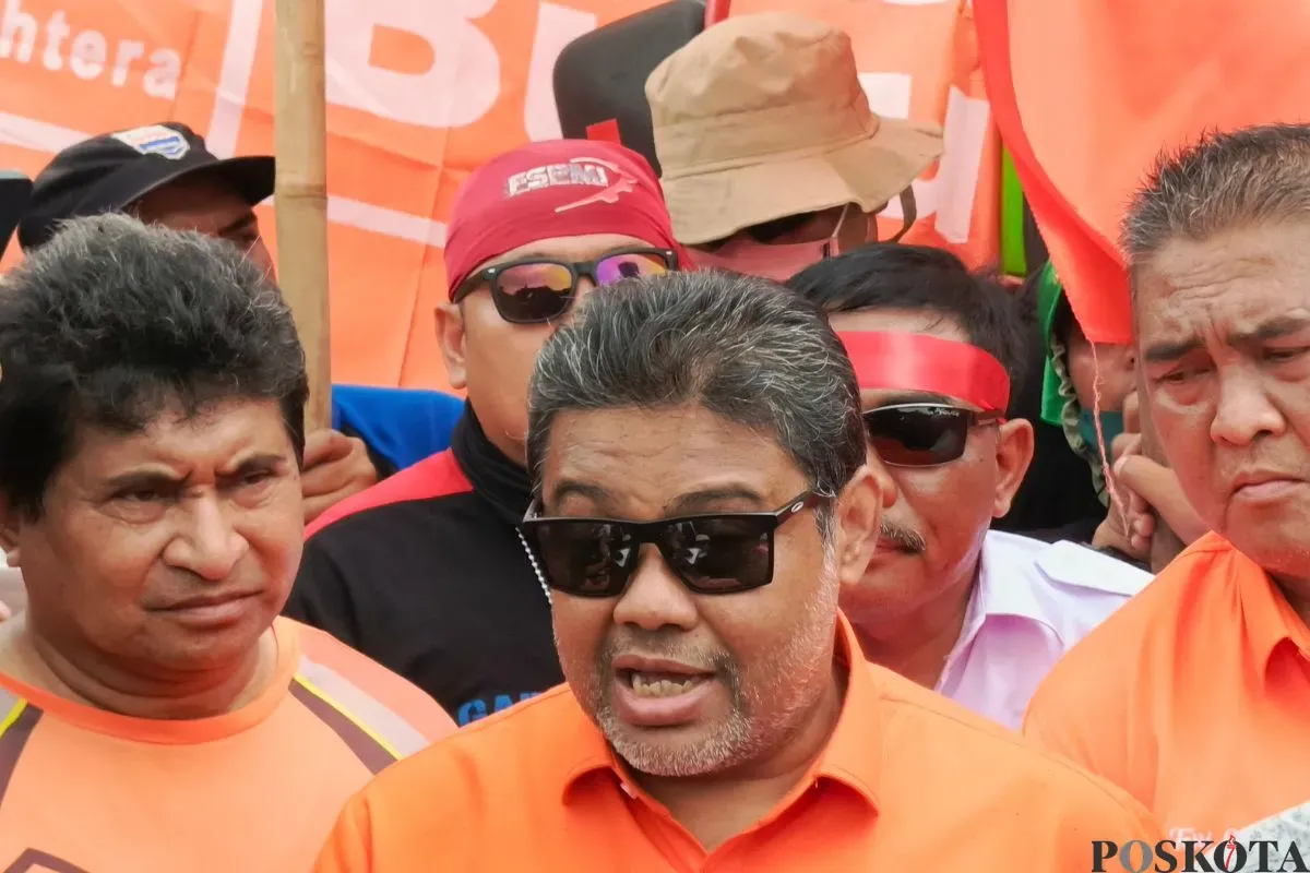 Presiden Partai Buruh, Said Iqbal di depan Gedung DPR, Jalan Gatot Subroto, Senayan, Jakarta Selatan, Kamis, 28 Agustus 2025. (Sumber: Poskota/Ali Mansur)