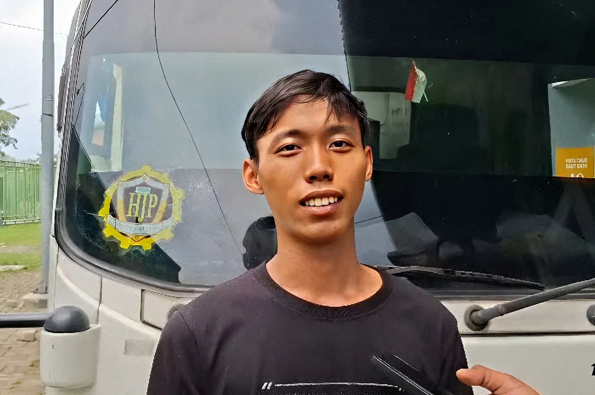 Najib, 28 tahun, kernet truk box di Cikarang, Kabupaten Bekasi, yang dihadang puluhan pelajar yang hendak demo ke Jakarta, Kamis, 28 Agustus 2025. (Sumber: Dokumentasi istimewa)