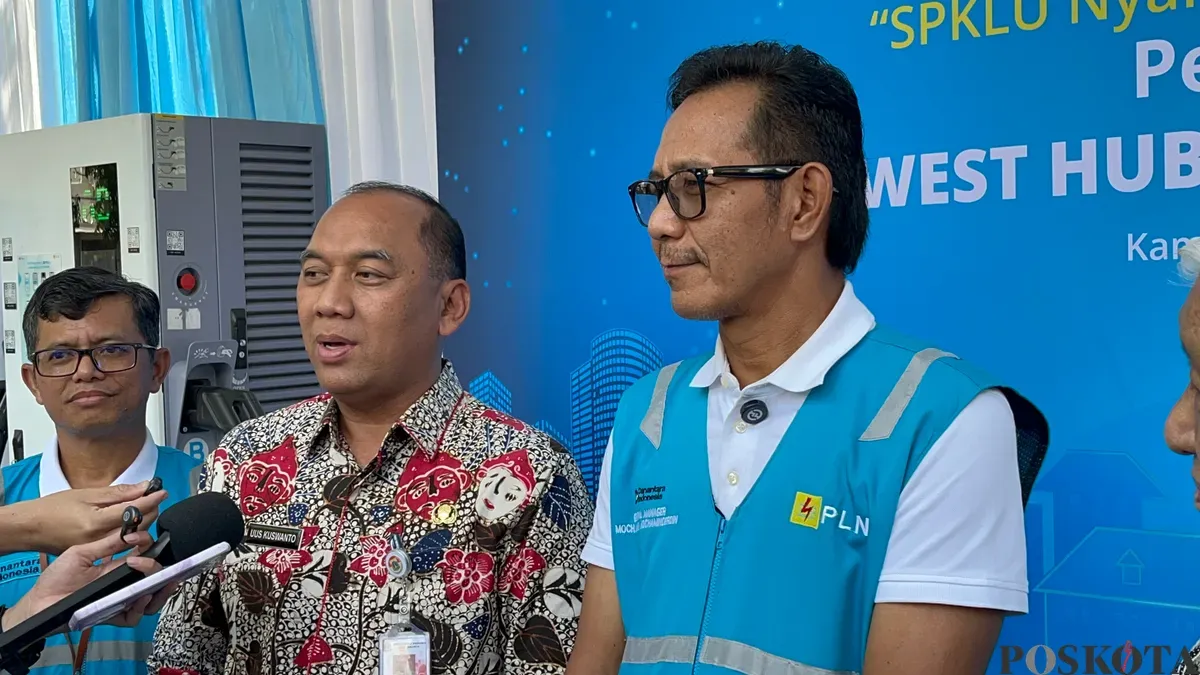 Wali Kota Jakarta Barat, Uus Kuswanti saat doorstop setelah meresmikan pembangunan SPKLU di West Hub, Jakarta Barat, pada Kamis, 28 Agustus 2025. (Sumber: Poskota/Pandi Ramedhan)