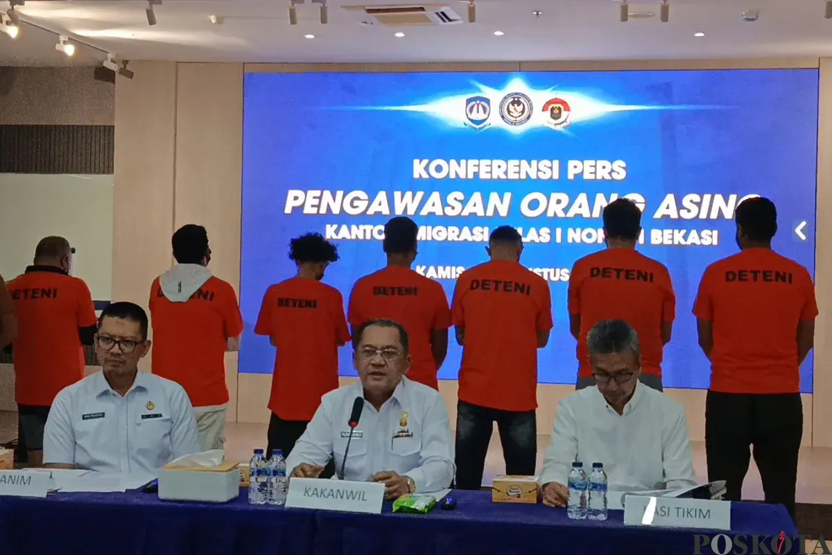 Tujuh WNA diamankan Kantor Imigrasi Bekasi atas dugaan penggunaan sponsor fiktif untuk mengurus izin tinggal, Kamis, 28 Agustus 2025. (Sumber: Poskota/Nurpini Aulia Rapika)