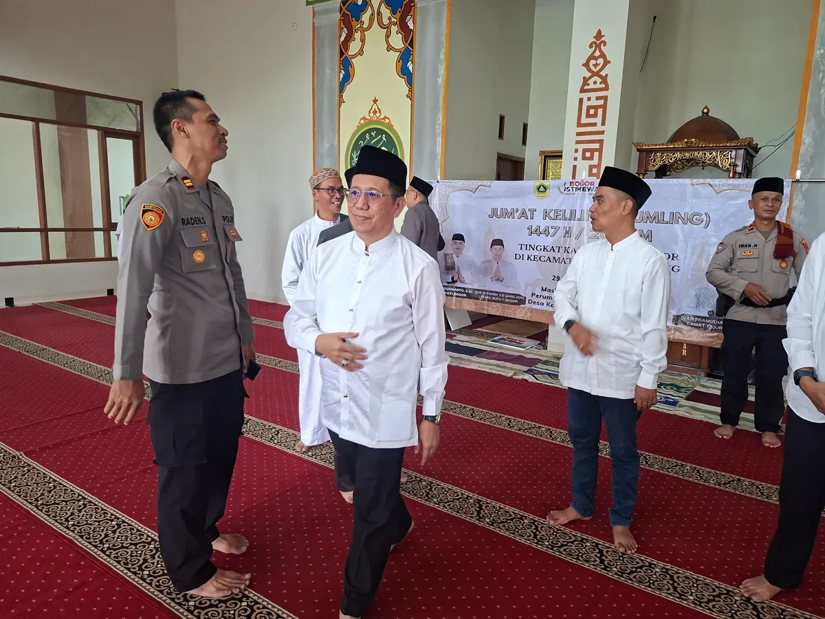 Kapolsek Tajurhalang Iptu Raden Suwito usai memberikan himbauan kamtibmas kepada warga dan tokoh agama dalam kegiatan Jumat Keliling di Masjid Besar Nurul Qomar, Tajurhalang, Kabupaten Bogor, Jumat, 29 Agustus 2025. (Sumber: Poskota/Angga Pahlevi)