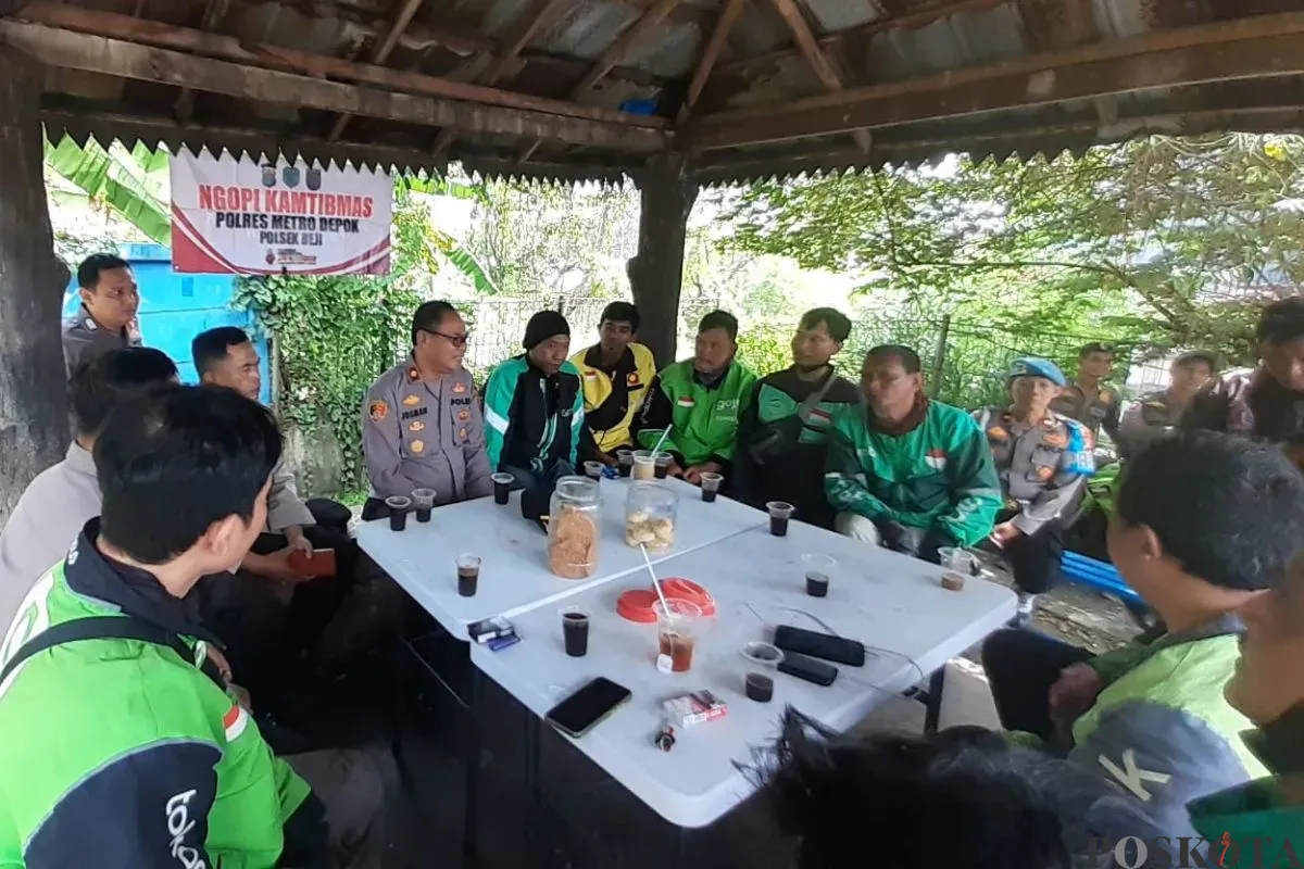 Kapolsek Beji Kompol Josman Harianja dan komunitas Ojol Depok di Pos Pertigaan Margonda Raya-Juanda, Kota Depok, Jumat, 29 Agustus 2025. (Sumber: Poskota/Angga Pahlevi)