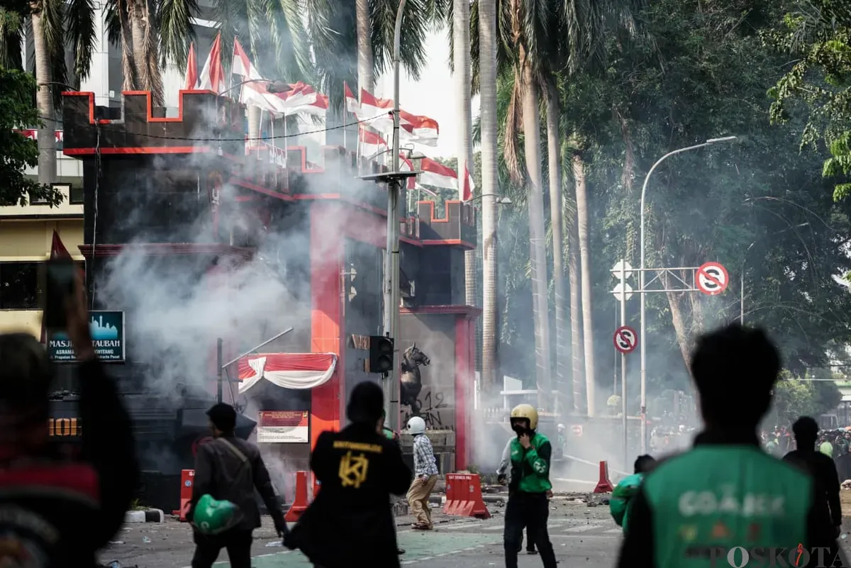 Massa aksi dan polisi bentrok di depan Mako Brimob Polda Metro Jaya, Kecamatan Senen, Jakarta Pusat, Jumat, 29 Agustus 2025. (Sumber: Poskota/Bilal Nugraha Ginanjar)