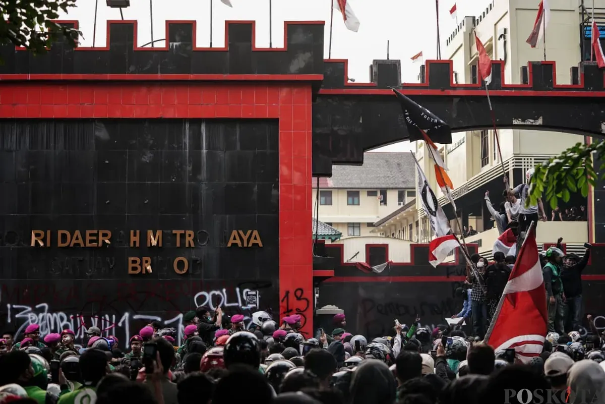 Massa aksi berdemonstrasi di depan Satuan Brimob Polda Metro Jaya, Kecamatan Senen, Jakarta Pusat, Jumat, 29 Agustus 2025. (Sumber: Poskota/Bilal Nugraha Ginanjar)
