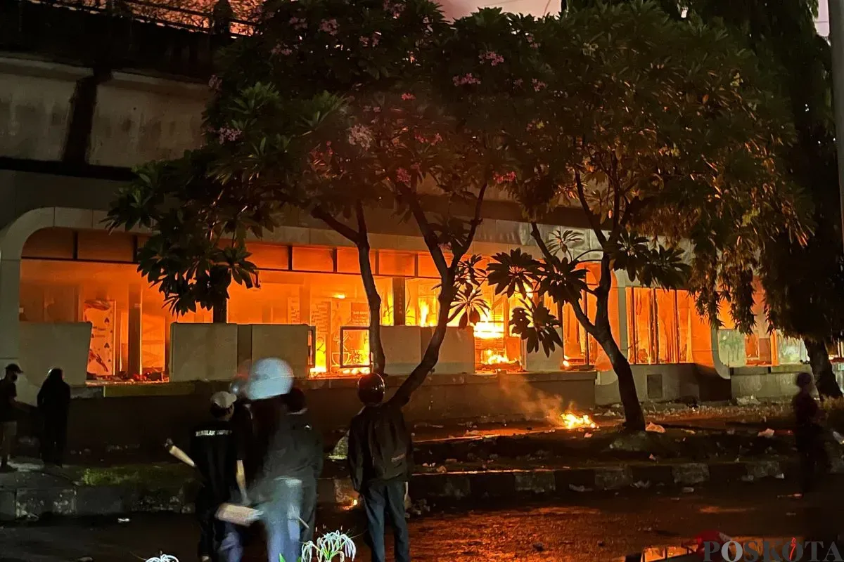 Halte Busway Sentral Senen, Jakarta Pusat, dibakar masa aksi, Jumat, 29 Agustus 2025. (Sumber: Poskota/Muhammad Tegar Jihad)