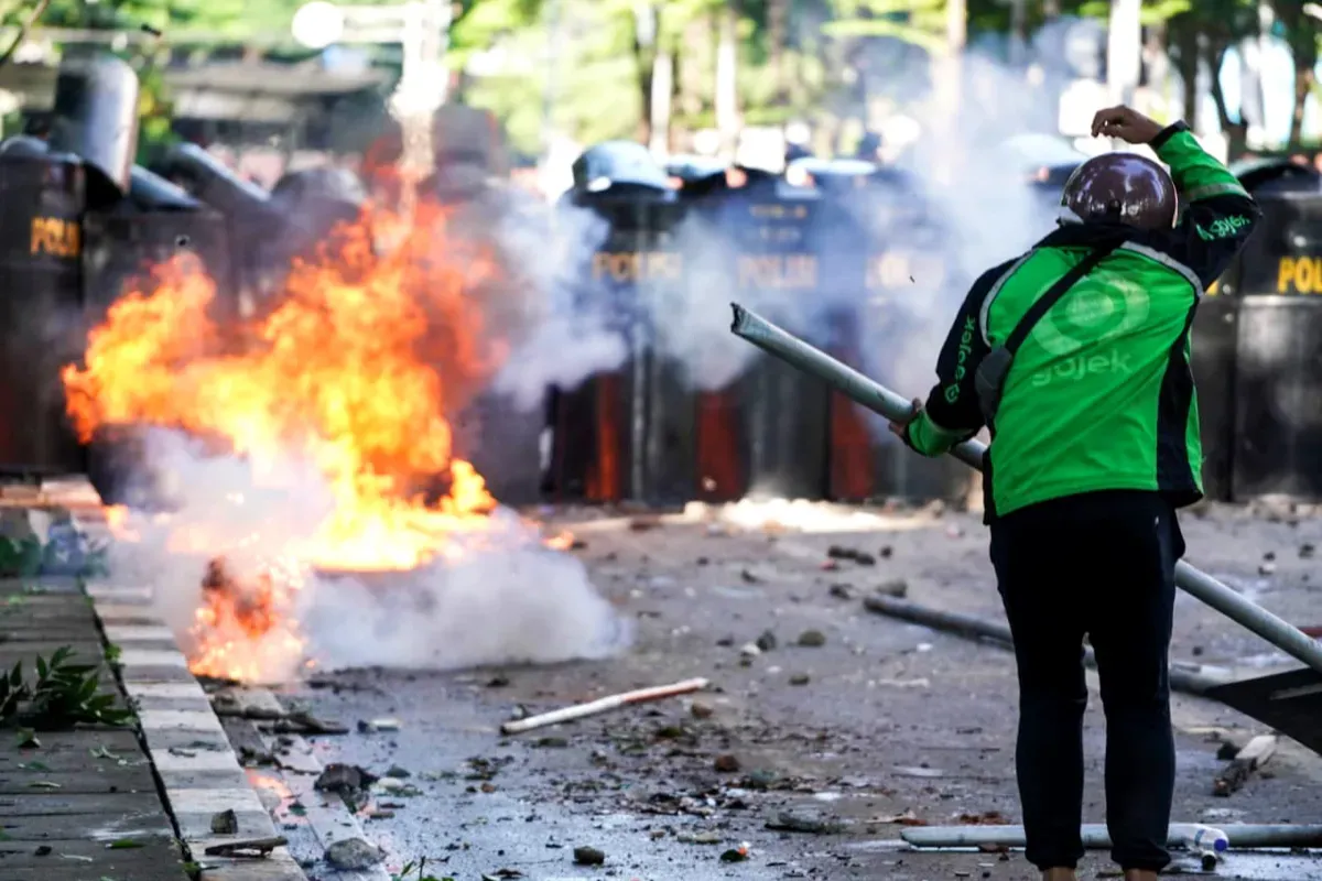 Potret driver ojol yang turut ikut unjuk rasa di depan Mako Brimob, Kwitang, Jakarta Pusat pada Jumat, 29 Agustus 2025. (Sumber: Poskota/Bilal Ginanjar Nugraha)