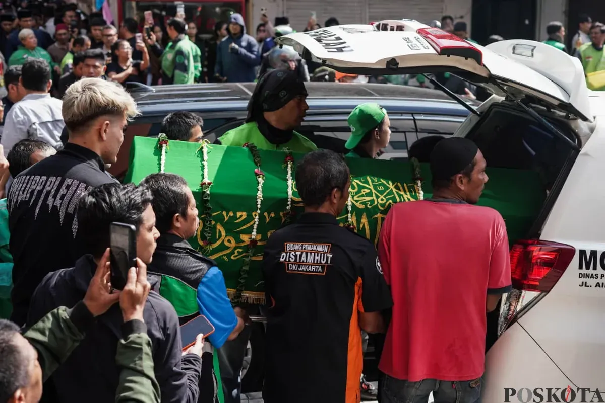 Massa memasukkan jenazah Affan Kurniawan ke ambulans untuk diantar ke TPU Karet Bivak, Karet Tengsin, Kecamatan Tanah Abang, Jakarta Pusat, Jumat, 29 Agustus 2025. (Sumber: Poskota/Bilal Nugraha Ginanjar)