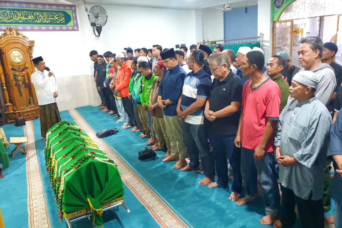 Potret Anies Baswedan yang turut serta ikut melaksanakan salat jenazah Affan Kurniawan di Masjid Jami Al-Falaah, Menteng, Jakarta Pusat pada Jumat 29 Agustus 2025. (Sumber: Poskota/Bilal Ginanjar Nugraha)