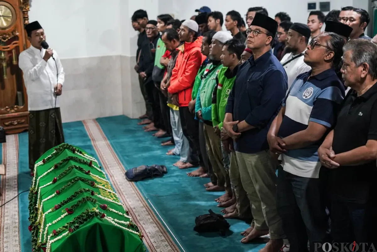 Jemaah menggelar salat jenazah Affan Kurniawan di kawasan Menteng, Jakarta Pusat, Jumat, 29 Agustus 2025. (Sumber: Poskota/Bilal Nugraha Ginanjar)