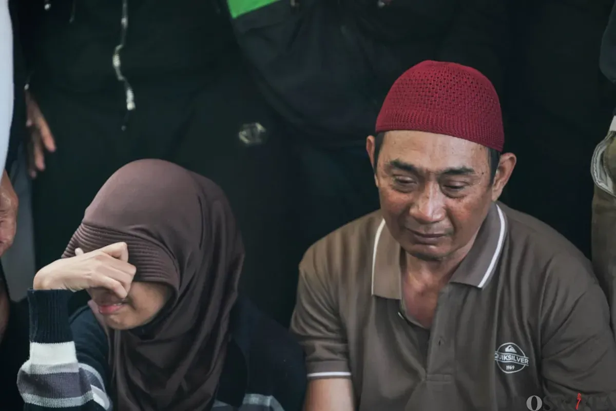 Keluarga meratapi kepergian Affan Kurniawan di TPU Karet Bivak, Karet Tengsin, Kecamatan Tanah Abang, Jakarta Pusat, Jumat, 29 Agustus 2025. (Sumber: Poskota/Bilal Nugraha Ginanjar)