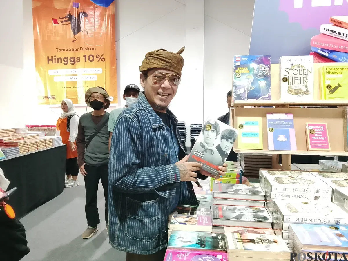 Budayawan Sunda, Budi Setiawan Garda Pandawa, saat mengunjungi workshop BBW di Kotabaru Parahyangan, Bandung Barat, Jumat 29 Agustus 2025. (Sumber: Poskota/Gatot Poedji Utomo)