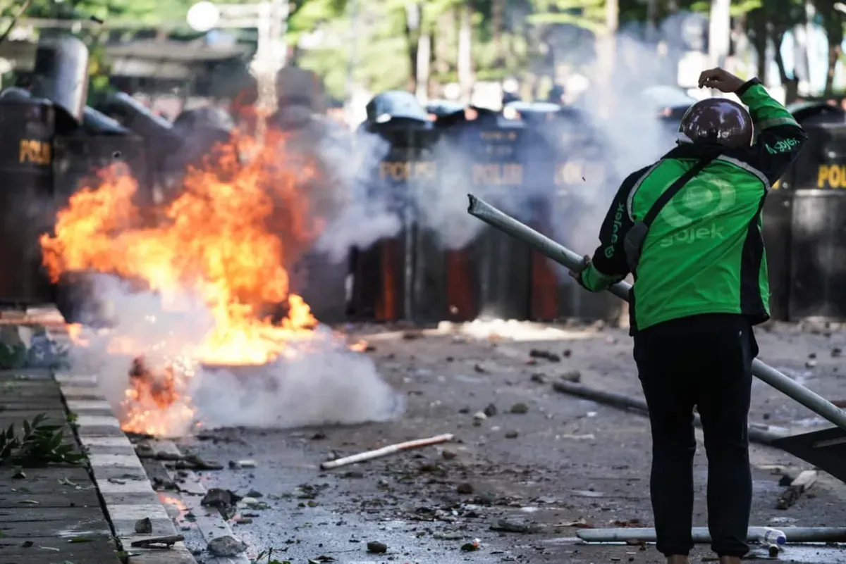 Sekelompok massa melancarkan aksi protes dengan mendatangi Markas Komando Brimob di Kwitang, pada Jumat, 29 Agustus 2025. (Sumber: Poskota/Bilal Nugraha Ginanjar)