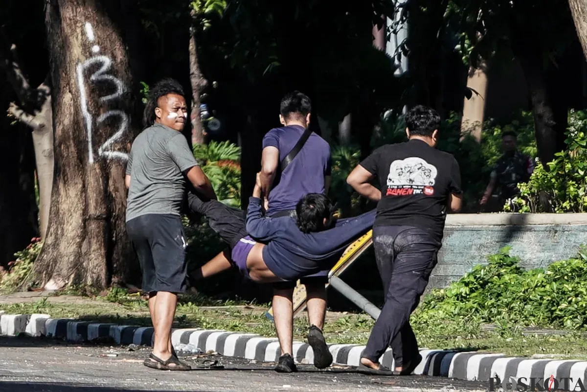 Massa aksi terlihat diangkut ke pinggir jalan saat demonstrasi di Mako Brimob Polda Metro Jaya, Kwitang, Jakarta Pusat, Jumat, 29 Agustus 2025. (Sumber: Poskota/Bilal Nugraha Ginanjar)