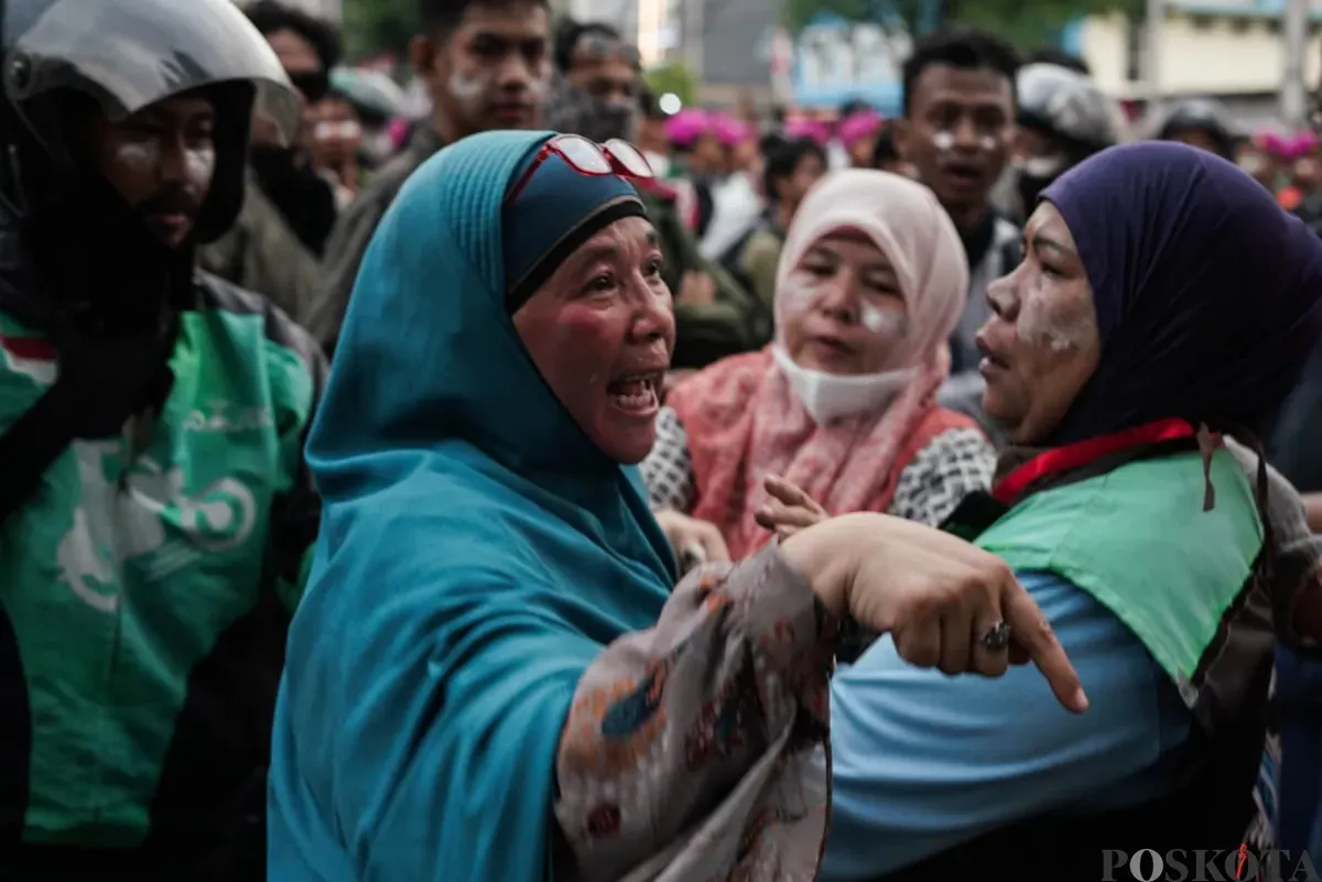 Massa aksi dari kalangan ibu-ibu terlibat dalam demonstrasi di Satuan Brimob Polda Metro Jaya, Kecamatan Senen, Jakarta Pusat, Jumat, 29 Agustus 2025. (Sumber: Poskota/Bilal Nugraha Ginanjar)