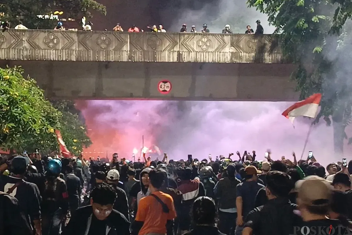 Suasana saat Halte TransJakarta depan Polda Metro Jaya, Jakarta Selatan, dibakar, Jumat, 29 Agustus 2025. (Sumber: Poskota/Ali Mansur)