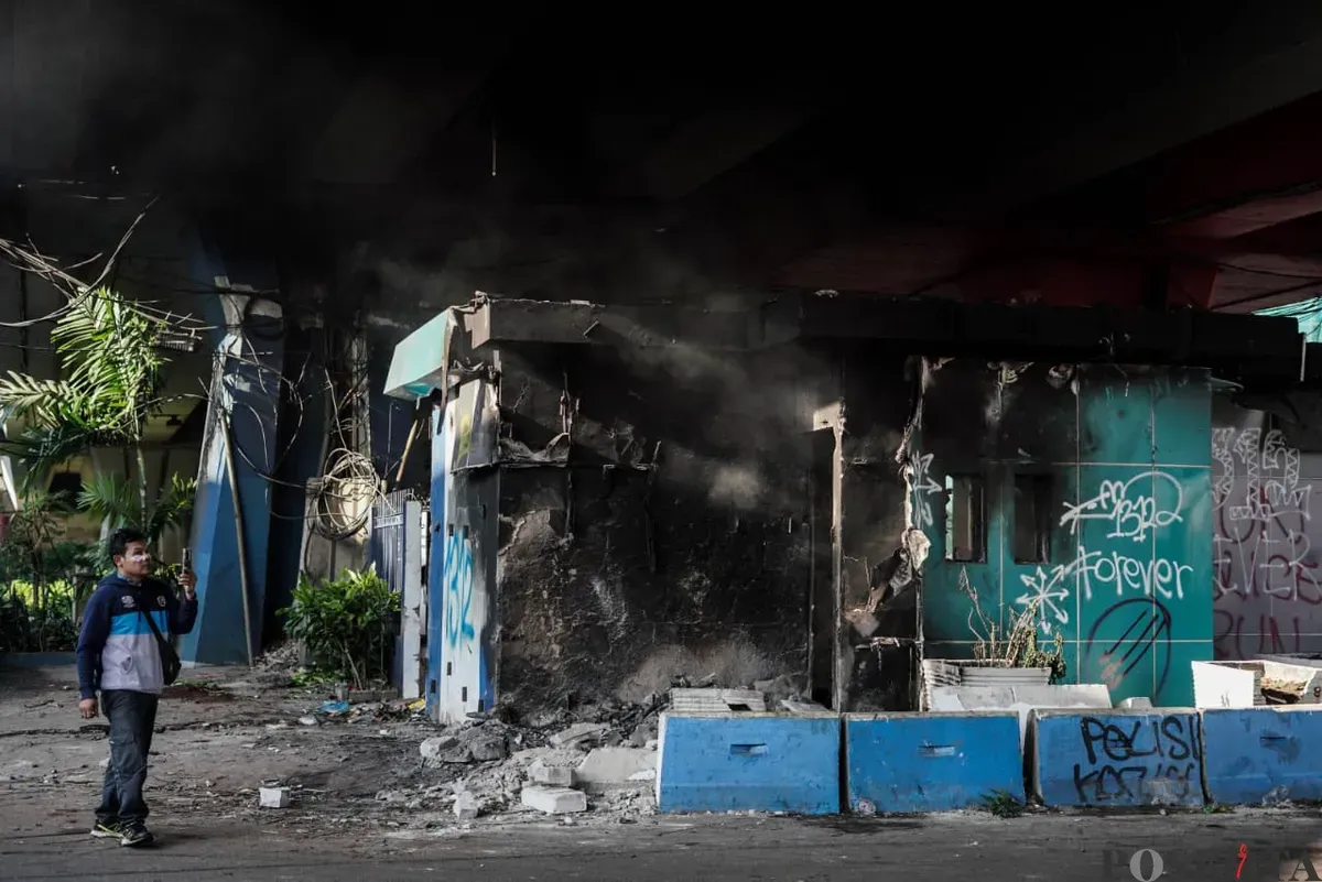 Pos polisi dibakar massa aksi dalam demonstrasi di Mako Brimob Polda Metro Jaya, Kwitang, Jakarta Pusat, Jumat, 29 Agustus 2025. (Sumber: Poskota/Bilal Nugraha Ginanjar)
