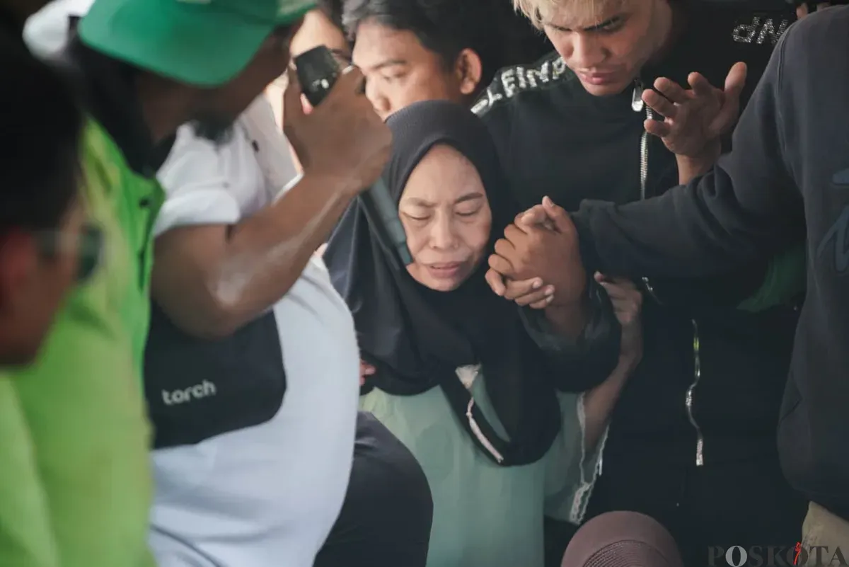Keluarga Affan Kurniawan bersedih saat jenazah dimakamkan di TPU Karet Bivak, Karet Tengsin, Kecamatan Tanah Abang, Jakarta Pusat, Jumat, 29 Agustus 2025. (Sumber: Poskota/Bilal Nugraha Ginanjar)