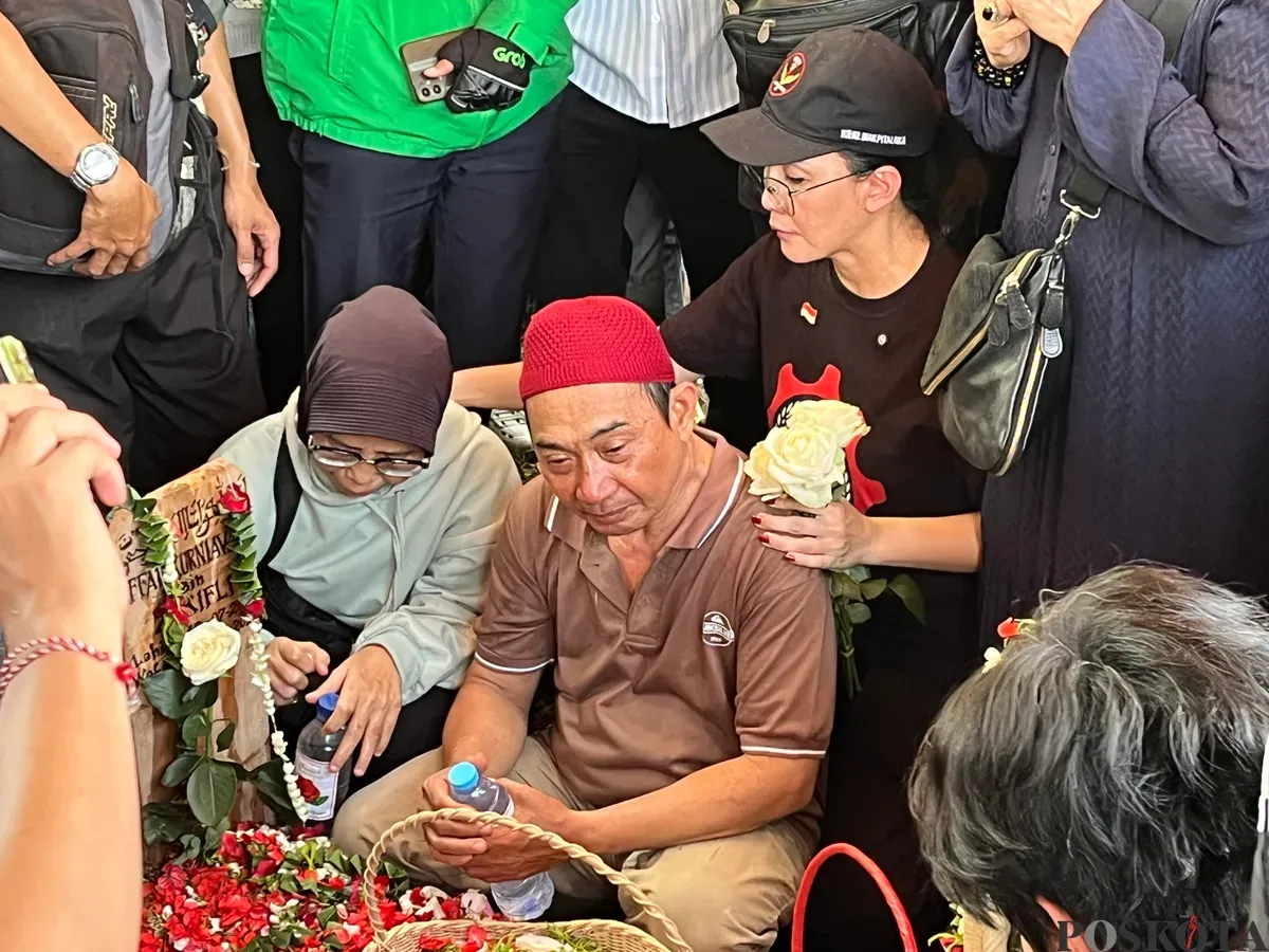 Isak tangis keluarga pecah saat jenazah driver ojol Affan Kurniawan dimasukkan ke liang lahat di TPU Karet Bivak, Jakarta Pusat, Jumat, 29 Agustus 2025. (Sumber: Poskota/Pandi Ramedhan)