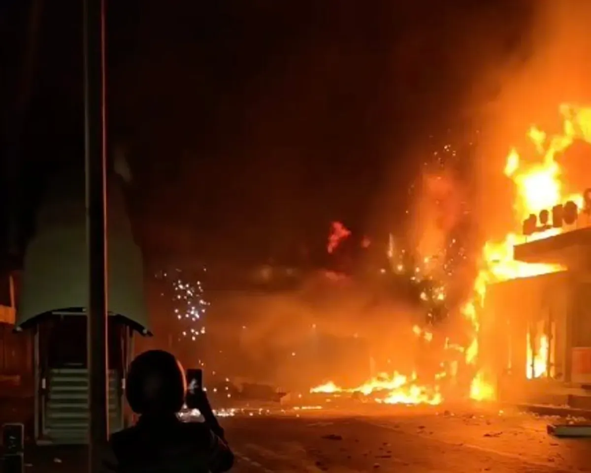 Halte Transjakarta Senen dibakar massa pada Kamis, 29 Agustus 2025 (Sumber: Instagram @jakartaku)