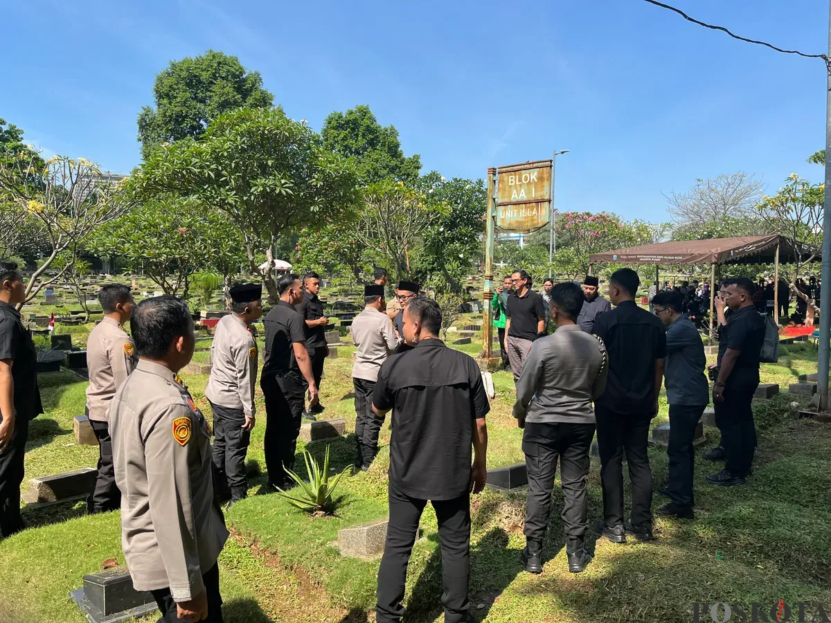 Kapolda Metro Jaya Irjen Asep Edi Suheri menyambangi TPU Karet Bivak, tempat persemayaman terakhir driver ojol yang tewas dilindas mobil kendaraan taktis polisi, Jumat, 29 Agustus 2025. (Sumber: Poskota/Pandi Ramedhan)
