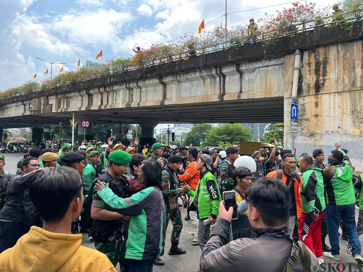 Kapolda Metro Jaya Irjen Asep Edi Suheri diteriaki pembunuh oleh para driver ojol usai mengikuti prosesi pemakaman Affan Kurniawan di TPU Karet Bivak, Jakarta Pusat, Jumat, 29 Agustus 2025. (Sumber: Poskota/Pandi Ramedhan)