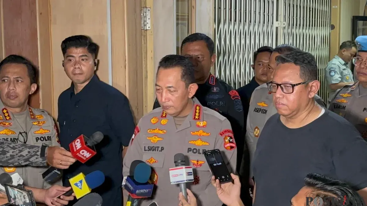 Kapolri Jenderal Polisi Listyo Sigit Prabowo menyambangi Rumah Sakit Cipto Mangunkusumo (RSCM), Senen, Jakarta Pusat, Jakarta Pusat, Jumat, 29 Agustus 2025 dini hari. (Sumber: Poskota/Ali Mansur)