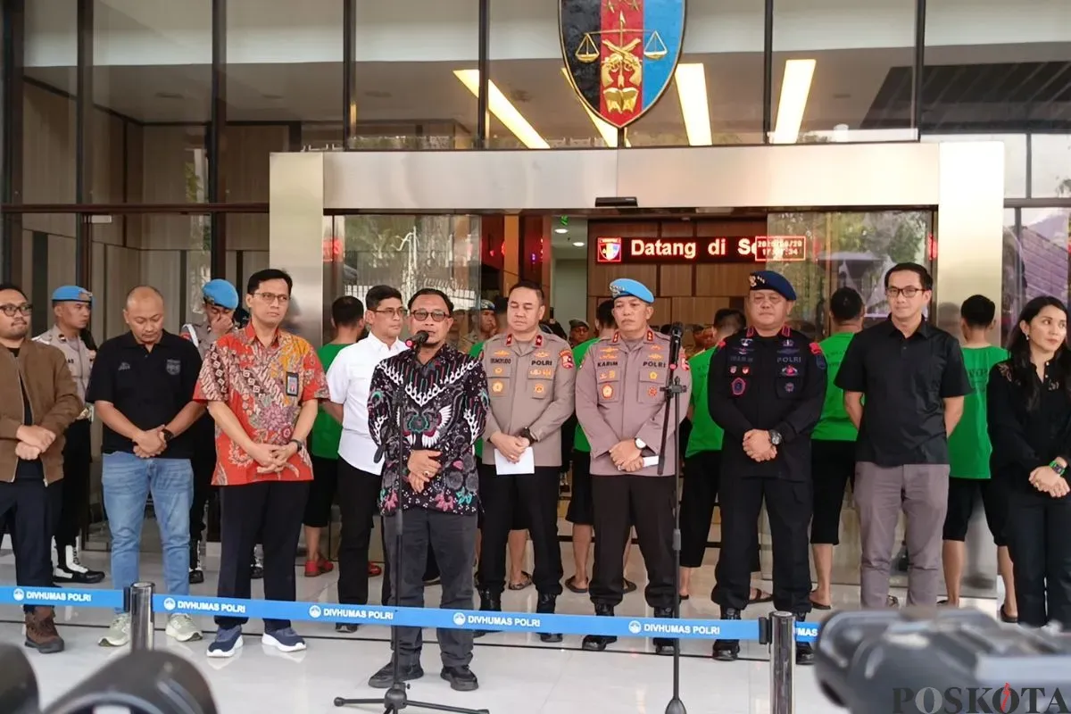 Komisioner Komisi Kepolisian Nasional (Kompolnas), M. Choirul Anam saat ditemui di Mabes Polri, Jakarta Selatan, Jumat, 29 Agustus 2025. (Sumber: Poskota/Ali Mansur)