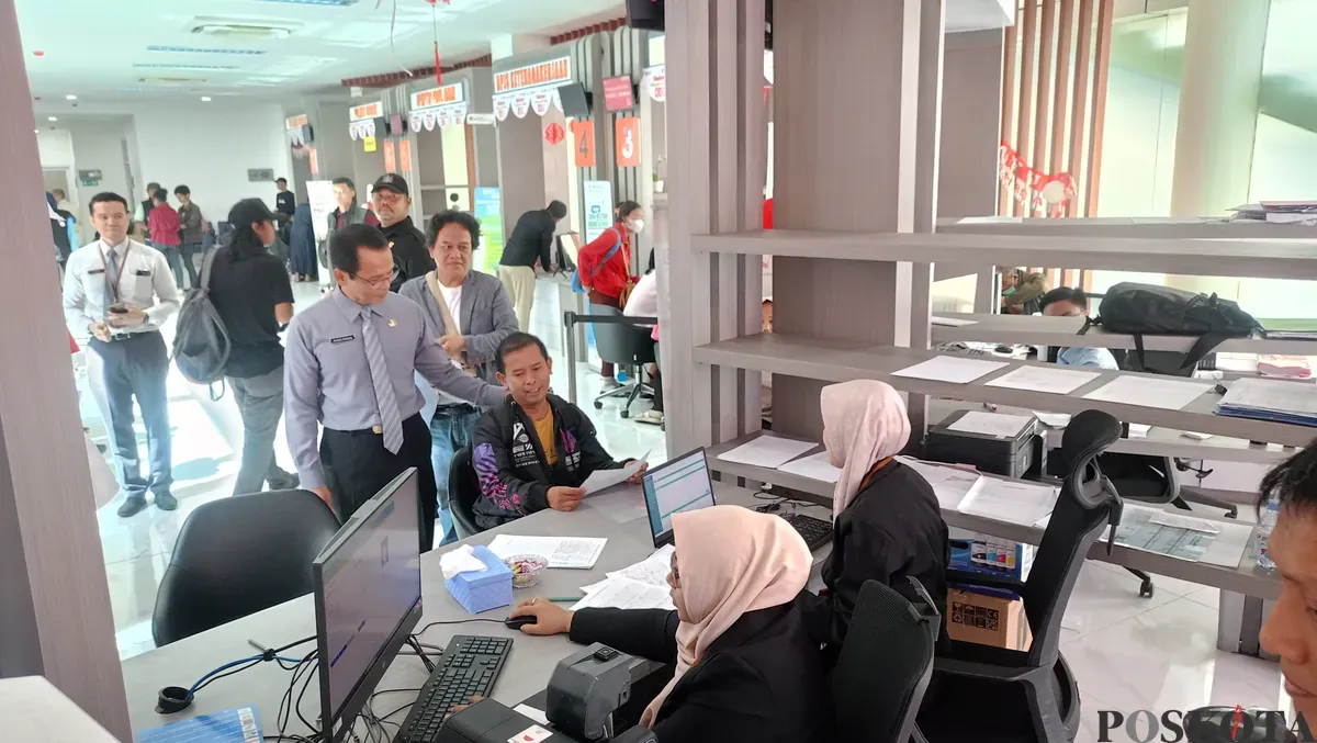 Pemkab Bogor gelar pelayanan 80 jam nonstop, di Mal Pelayanan Publik DPMPTSP Kabupaten Bogor, Jumat 29 Agustus 2026. (Sumber: Poskota/Giffar Rivana)