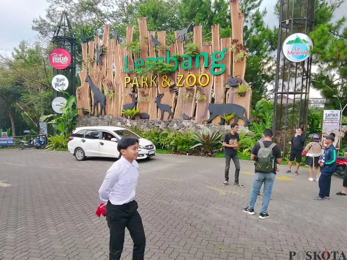 Petugas Lembang Park Zoo terpaksa memutar balikan pengunjung, demi keselamatan. Jumat 29 Agustus 2025. (Sumber: Poskota/Gatot Poedji Utomo)
