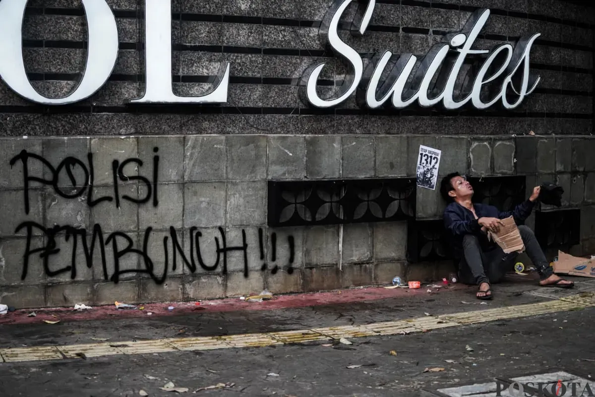 Massa aksi sedang terduduk dalam demonstrasi di depan Satuan Brimob Polda Metro Jaya, Kecamatan Senen, Jakarta Pusat, Jumat, 29 Agustus 2025. (Sumber: Poskota/Bilal Nugraha Ginanjar)