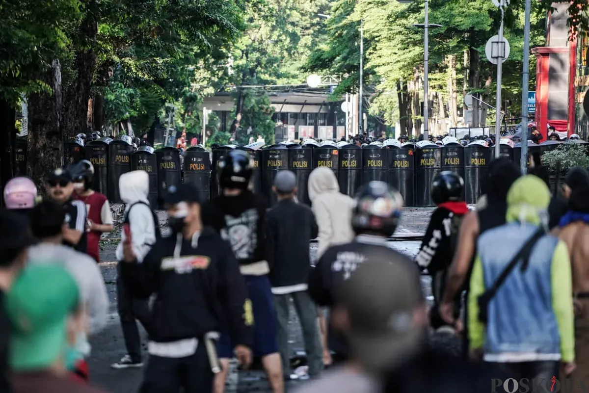 Massa aksi menantang pihak kepolisian dalam demonstrasi di depan Mako Brimob Polda Metro Jaya, Kwitang, Jakarta Pusat, Jumat, 29. Agustus 2025. (Sumber: Poskota/Bilal Nugraha Ginanjar)