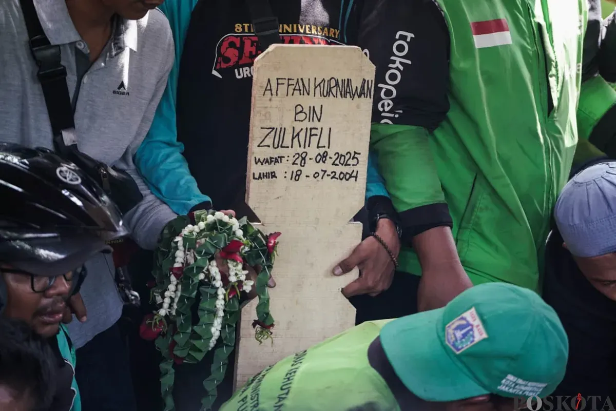 Kayu nisan bertuliskan Affan Kurniawan di TPU Karet Bivak, Karet Tengsin, Kecamatan Tanah Abang, Jakarta Pusat, Jumat, 29 Agustus 2025. (Sumber: Poskota/Bilal Nugraha Ginanjar)