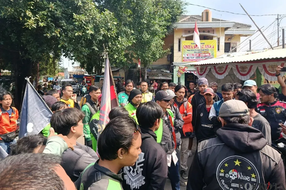 Ratusan ojol sedang bersiap aksi di Jalan Insinyur H. Juanda, Bekasi Timur, Kota Bekasi, Jumat, 29 Agustus 2025. (Sumber: Poskota/Nurpini Aulia Rapika)