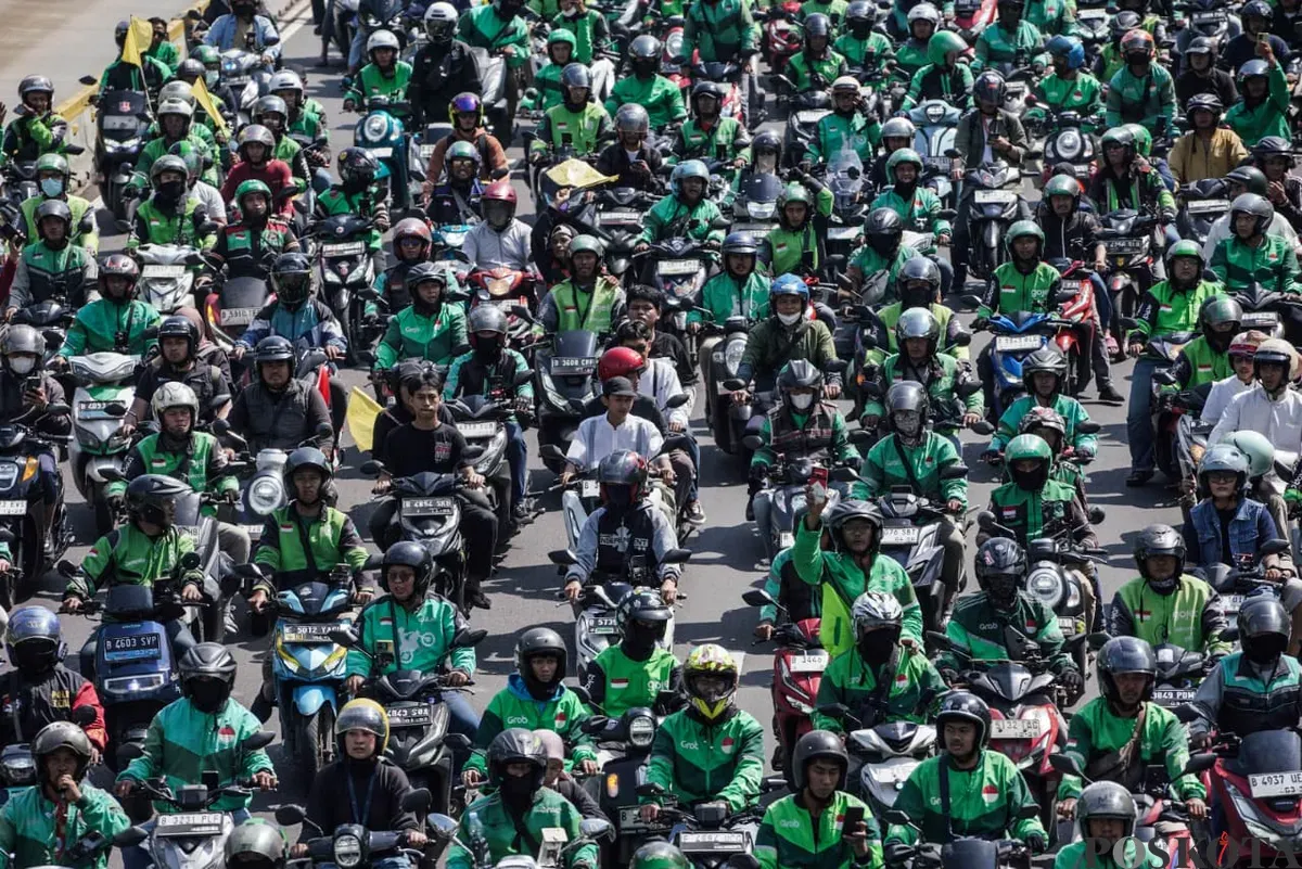 Massa ojol mengawal jenazah Affan Kurniawan ke TPU Karet Bivak, Karet Tengsin, Kecamatan Tanah Abang, Jakarta Pusat, Jumat, 29 Agustus 2025. (Sumber: Poskota/Bilal Nugraha Ginanjar)