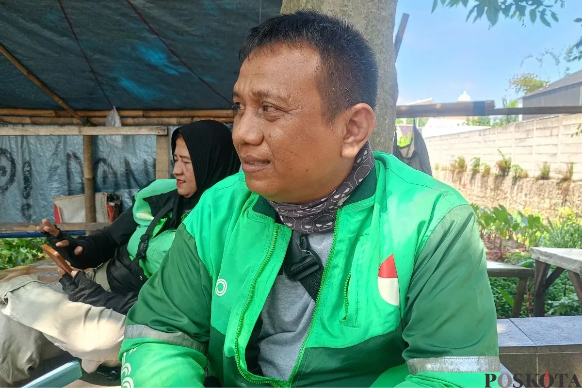Pengendara ojol menyesalkan Affan Kurniawan tewas dilindas rantis milik Brimob di Cibinong, Kabupaten Bogor, Jumat, 29 Agustus 2025. (Sumber: Poskota/Giffar Rivana)