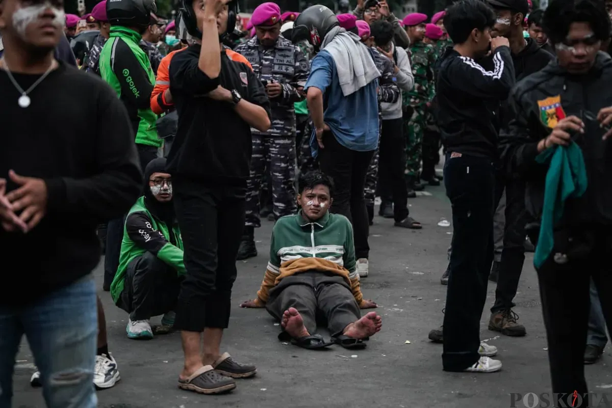 Ilustrasi, seorang massa aksi terlihat kelelahan dalam demonstrasi di depan Satuan Brimob Polda Metro Jaya, Kecamatan Senen, Jakarta Pusat, Jumat, 29 Agustus 2025. (Sumber: Poskota/Bilal Nugraha Ginanjar)