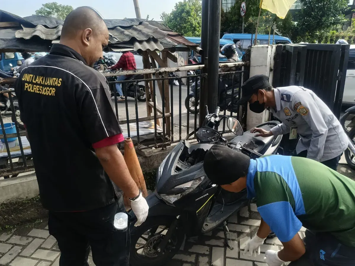 Petugas memeriksa motor korban yang tewas di Jalan Raya Dramaga, karena terlindas truk Pertamina, Jumat 29 Agustus 2026. (Sumber: Istimewa)