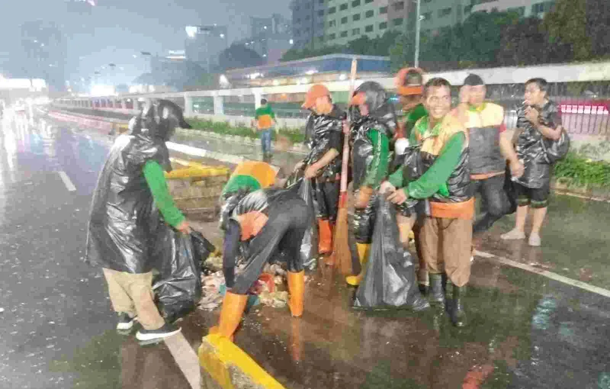 petugas kebersihan Dinas Lingkungan Hidup Jakarta saat melakukan operasi pembersihan sampah pasca demo di sekitar Gedung DPR/MPR, Jalan Pemuda Senayan, dan Jalan Pejompongan. (Sumber: Kominfotik Dinas LH Jakarta)