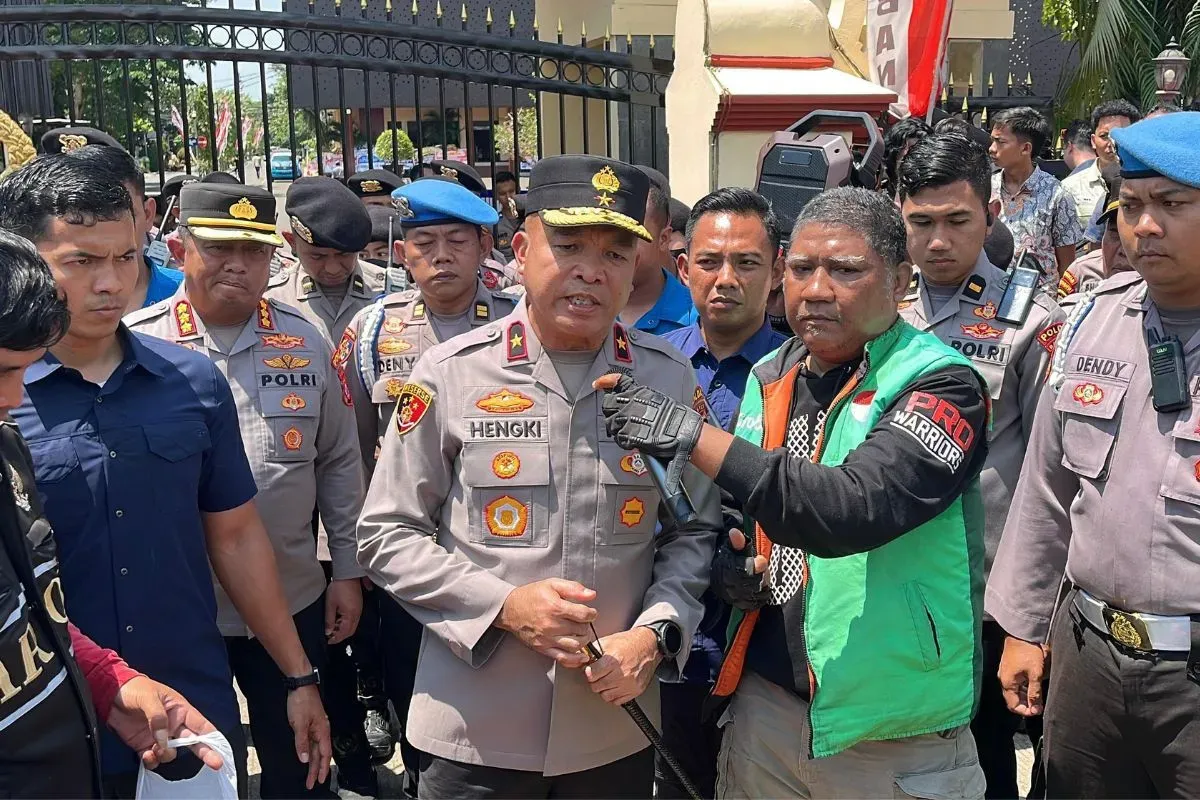 Kapolda Banten, Brigjen Pol Hengki menemui komunitas ojol saat menggelar aksi solidaritas di Mapolda Banten, Jumat, 29 Agustus 2025. (Sumber: Dok. Polda Banten)