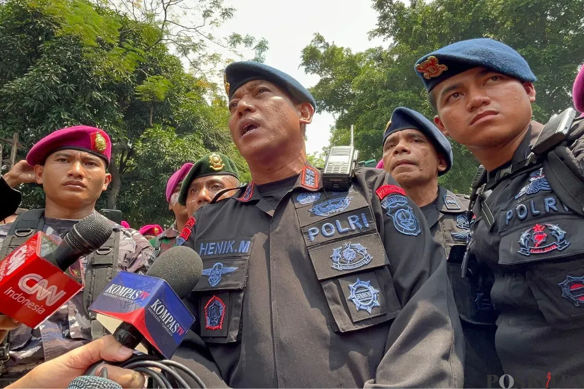 Dansat Brimob Polda Metro Jaya, Kombes Henik Maryanto saat menemui massa aksi di depan Mako Brimob, Kwitang, Jakarta Pusat, Jumat, 29 Agustus 2025. (Sumber: Poskota/Muhammad Tegar Jihad)