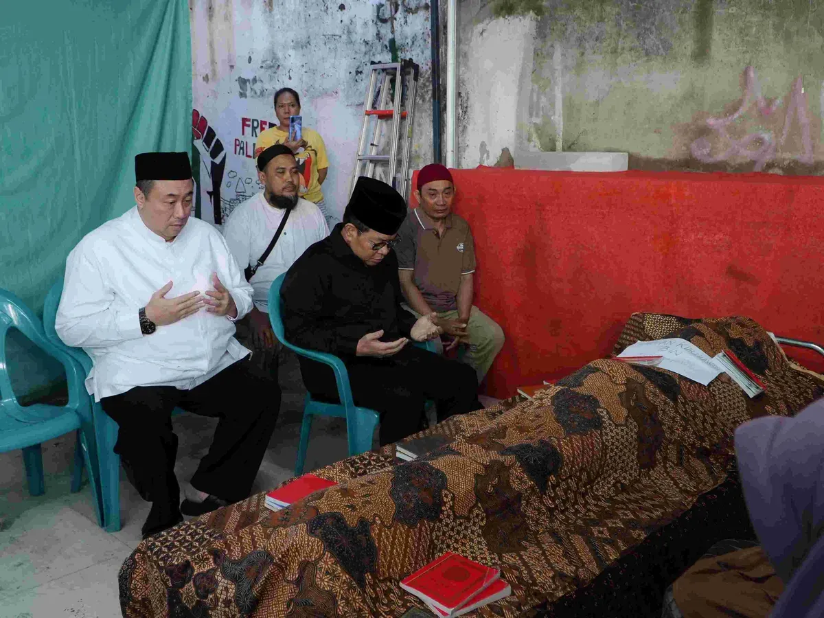 Gubernur Jakarta Pramono Anung melayat ke rumah duka salah satu pengemudi ojek online Affan Kurniawan di Jalan Lasem, Menteng, Jakarta Pusat, pada Jumat, 29 Agustus 2025. (Sumber: Kominfotik Pemprov DKI Jakarta)