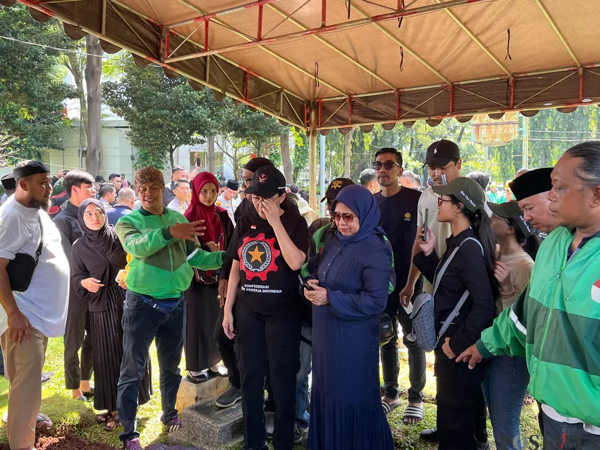 Anggota DPR RI, Rieke Diah Pitaloka hadir ke TPU Karet Bivak tempat persemayaman akhir driver ojol bernama Affan Kurniawan yang tewas dilindas mobil rantis Brimob, Jumat, 29 Agustus 2025. (Sumber: Poskota/Pandi Ramedhan)