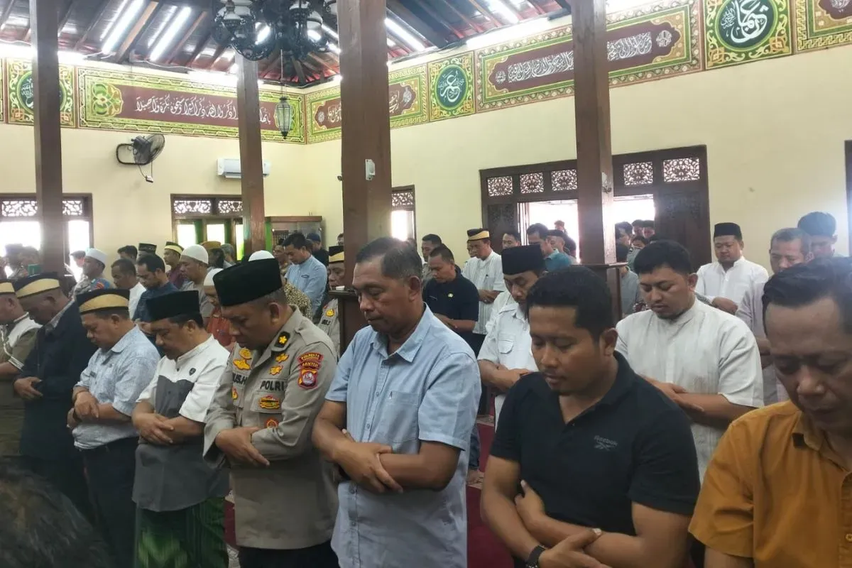 Jajaran Polresta Tangerang melaksanakan salat ghaib di Masjid Al-Latif, Mapolresta Tangerang, Jumat, 29 Agustus 2025. (Sumber: Dok. Polresta Tangerang)