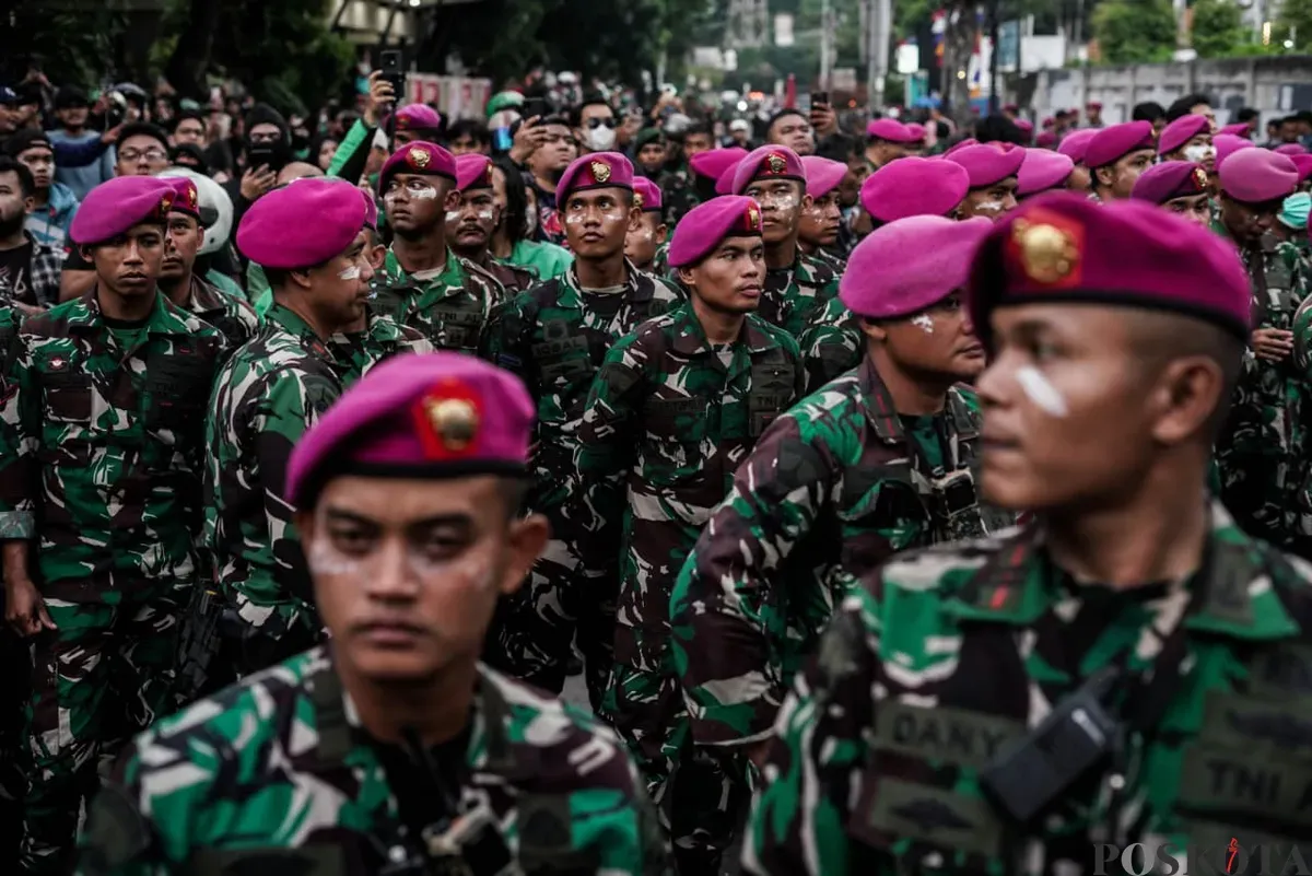 Beberapa prajurit TNI terlihat mengawal demonstrasi di depan Satuan Brimob Polda Metro Jaya, Kecamatan Senen, Jakarta Pusat, Jumat, 29 Agustus 2025. (Sumber: Poskota/Bilal Nugraha Ginanjar)